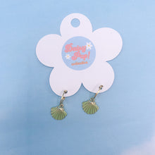 Load image into Gallery viewer, Summer Shell earrings
